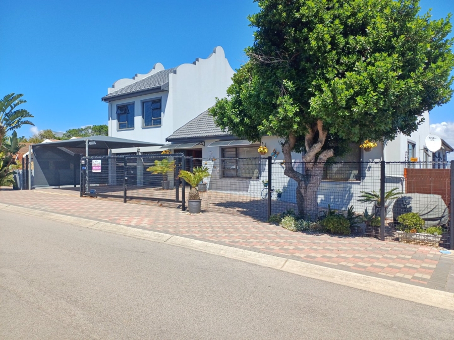 5 Bedroom Property for Sale in Fraaiuitsig Western Cape